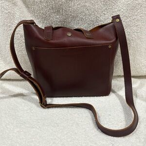Brown Leather Crossbody Bag with Adjustable Strap and Timeless Design